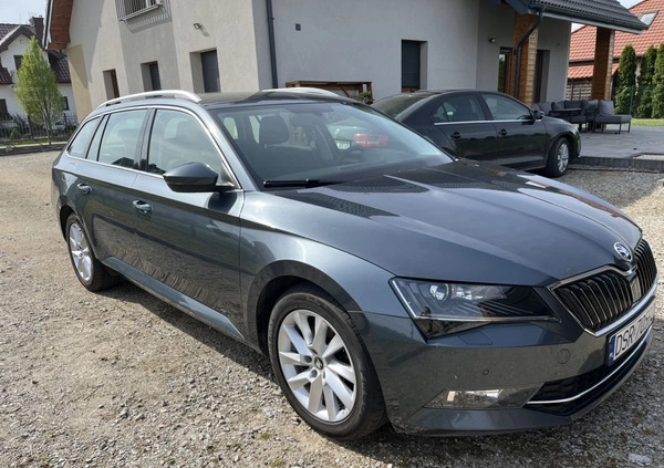 Skoda Superb cena 56900 przebieg: 329200, rok produkcji 2015 z Kielce małe 121